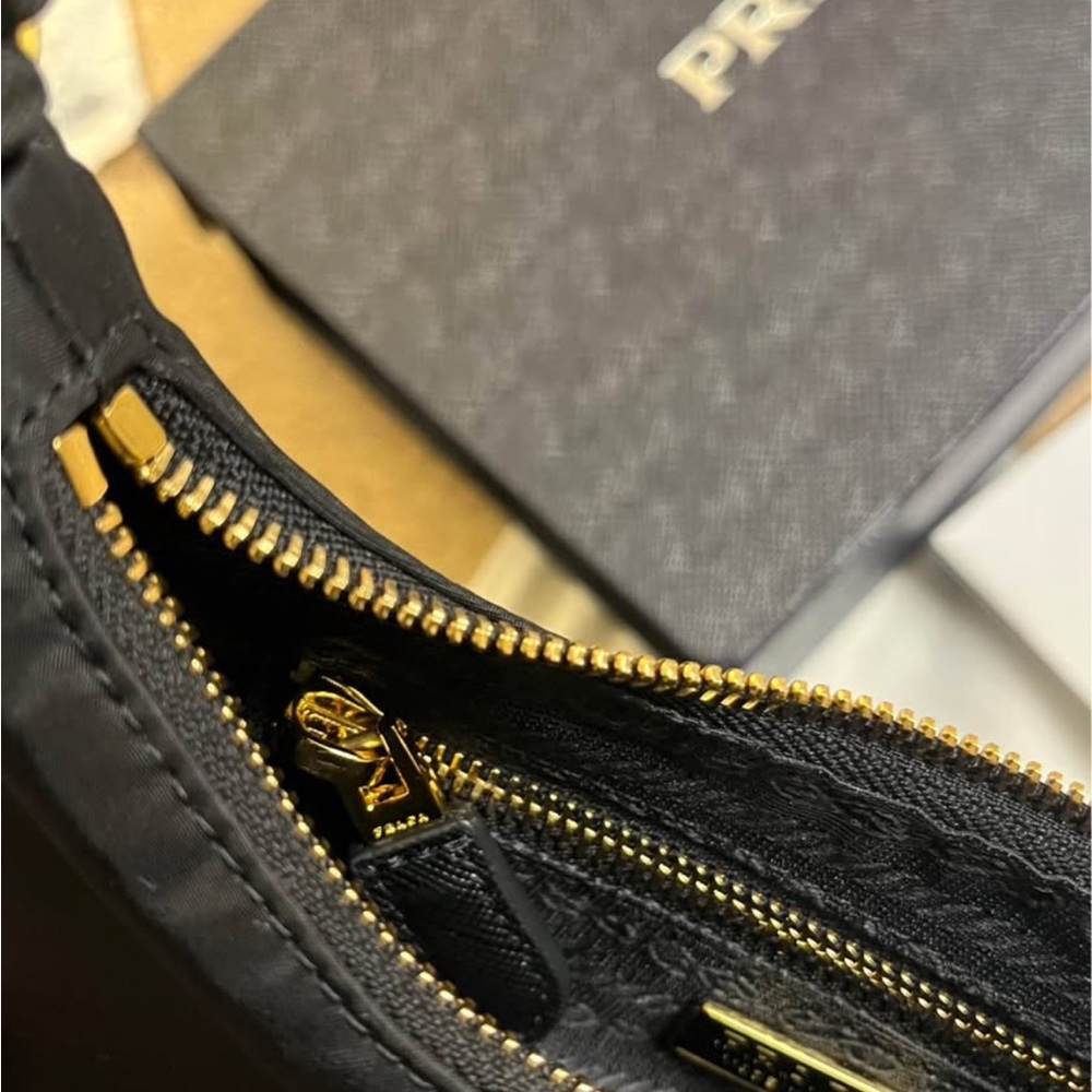 Prada Re-Editon 2005 Velvet and Saffiano Top Handle Bag - Picture 4 of 4